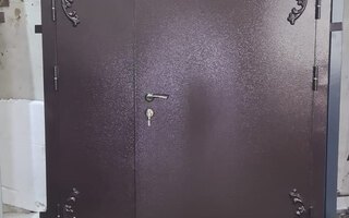 двустворчатая арочная дверь с одним замком