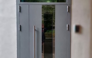 стальная дверь с верхней стеклянной вставкой, двухстворчатая в подъезд ДПДЗ-41