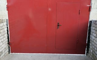 гаржные ворота красного цвета